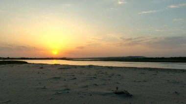 Güzel gün batımı manzarası ve köyde akşam vakti çölde.