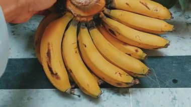 Bir demet olgun muzun güzel manzarası, uzun ve parlak sarı