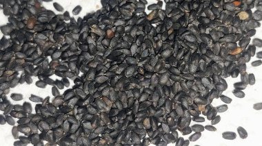 Tukhm-e-Malanga, fesleğen tohumu ya da Sabja tohumu olarak da bilinir, tatlı fesleğen bitkisinden (Ocimum bazilicum) küçük siyah tohumlardır. Suya batırıldıklarında, jelatinimsi bir dokuya dönüşürler ve soğutma özellikleriyle değerlenirler.