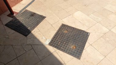 Beton, çimento, demir metal ve demir ağdan yapılmış rögar kapakları, farklı kullanım noktaları için eşsiz şekiller ve malzemeler sergiliyor
