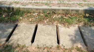 Beton, çimento, demir metal ve demir ağdan yapılmış rögar kapakları, farklı kullanım noktaları için eşsiz şekiller ve malzemeler sergiliyor