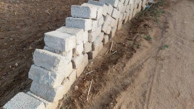 Kum taşı, kum, çimento ve betondan yapılmış dikdörtgen bir taş ya da beton blok, Hindistan ve Pakistan genelinde inşa edilen duvarlar, evler, işyerleri ve ticari yapılarda yaygın olarak kullanılır.