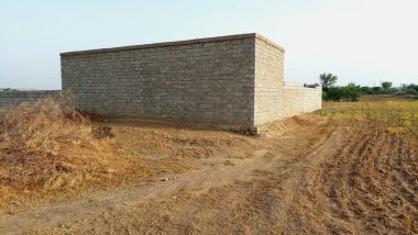 Çağdaş duvarlar, evler, işyerleri ve ticari binalar için Hindistan ve Pakistan 'da yaygın olarak kullanılan kum taşı, kum, çimento ve betondan yapılmış dikdörtgen taş veya beton bloklar kullanılarak inşa edilmiş bir yapı.