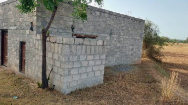 Çağdaş duvarlar, evler, işyerleri ve ticari binalar için Hindistan ve Pakistan 'da yaygın olarak kullanılan kum taşı, kum, çimento ve betondan yapılmış dikdörtgen taş veya beton bloklar kullanılarak inşa edilmiş bir yapı.