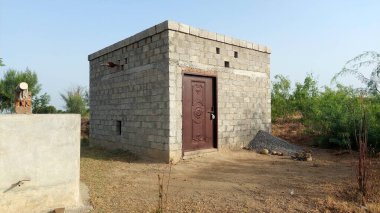 Çağdaş duvarlar, evler, işyerleri ve ticari binalar için Hindistan ve Pakistan 'da yaygın olarak kullanılan kum taşı, kum, çimento ve betondan yapılmış dikdörtgen taş veya beton bloklar kullanılarak inşa edilmiş bir yapı.