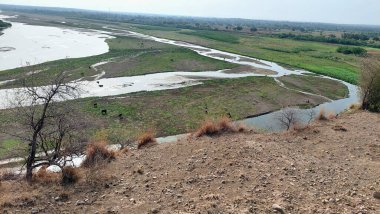 Punjab 'daki Sawan Nehri' nin güzel bir manzarası, etrafını çevreleyen tepeleri çevreleyen yemyeşil bitkiler ve çalılarla birden fazla kanaldan akan, huzurlu doğal bir manzara yaratıyor.