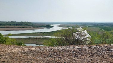 Punjab 'daki Sawan Nehri' nin güzel bir manzarası, etrafını çevreleyen tepeleri çevreleyen yemyeşil bitkiler ve çalılarla birden fazla kanaldan akan, huzurlu doğal bir manzara yaratıyor.