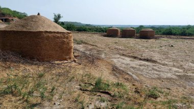 Kırsal kesimde, Pakistan 'da Bhoosy ki Manri olarak bilinen konik çatıları olan geleneksel çamur ve saman yapıları, Hindistan ve Pakistan' da yaygın olarak kullanılan hayvan yemi köylerinde buğday samanları depolamak için kullanılır.
