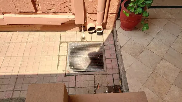 Beton, çimento, demir metal ve demir ağdan yapılmış rögar kapakları, farklı kullanım noktaları için eşsiz şekiller ve malzemeler sergiliyor