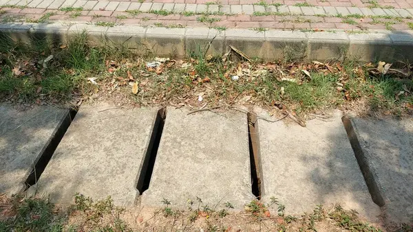 Beton, çimento, demir metal ve demir ağdan yapılmış rögar kapakları, farklı kullanım noktaları için eşsiz şekiller ve malzemeler sergiliyor