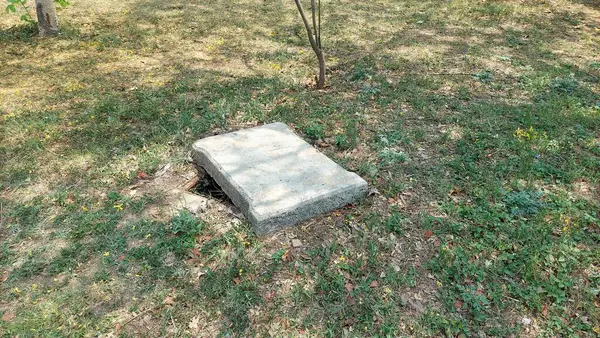 Beton, çimento, demir metal ve demir ağdan yapılmış rögar kapakları, farklı kullanım noktaları için eşsiz şekiller ve malzemeler sergiliyor