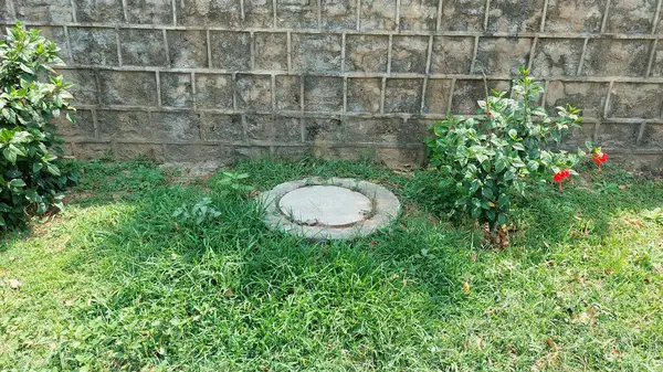 Beton, çimento, demir metal ve demir ağdan yapılmış rögar kapakları, farklı kullanım noktaları için eşsiz şekiller ve malzemeler sergiliyor