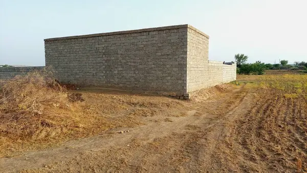 Çağdaş duvarlar, evler, işyerleri ve ticari binalar için Hindistan ve Pakistan 'da yaygın olarak kullanılan kum taşı, kum, çimento ve betondan yapılmış dikdörtgen taş veya beton bloklar kullanılarak inşa edilmiş bir yapı.