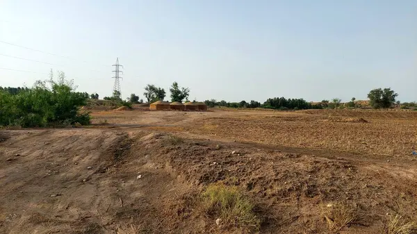 Kırsal kesimde, Pakistan 'da Bhoosy ki Manri olarak bilinen konik çatıları olan geleneksel çamur ve saman yapıları, Hindistan ve Pakistan' da yaygın olarak kullanılan hayvan yemi köylerinde buğday samanları depolamak için kullanılır.