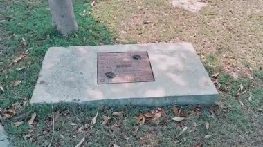 Beton, çimento, demir metal ve demir ağdan yapılmış rögar kapakları, farklı kullanım noktaları için eşsiz şekiller ve malzemeler sergiliyor