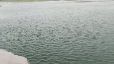 Şiddetli rüzgarları nehri süpüren hızlı hareket eden kum fırtınası su yüzeyinde kanat ve dalgalar oluşturarak dramatik ve güzel bir doğal manzara oluşturur.