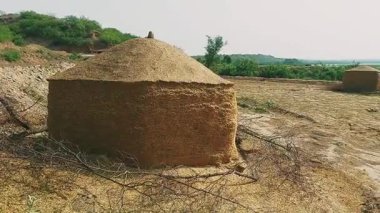 Kırsal kesimde, Pakistan 'da Bhoosy ki Manri olarak bilinen konik çatıları olan geleneksel çamur ve saman yapıları, Hindistan ve Pakistan' da yaygın olarak kullanılan hayvan yemi köylerinde buğday samanları depolamak için kullanılır.