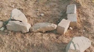 Kum taşı, kum, çimento ve betondan yapılmış dikdörtgen bir taş ya da beton blok, Hindistan ve Pakistan genelinde inşa edilen duvarlar, evler, işyerleri ve ticari yapılarda yaygın olarak kullanılır.