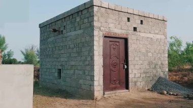 Çağdaş duvarlar, evler, işyerleri ve ticari binalar için Hindistan ve Pakistan 'da yaygın olarak kullanılan kum taşı, kum, çimento ve betondan yapılmış dikdörtgen taş veya beton bloklar kullanılarak inşa edilmiş bir yapı.