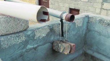 Çağdaş duvarlar, evler, işyerleri ve ticari binalar için Hindistan ve Pakistan 'da yaygın olarak kullanılan kum taşı, kum, çimento ve betondan yapılmış dikdörtgen taş veya beton bloklar kullanılarak inşa edilmiş bir yapı.