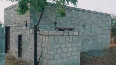 Çağdaş duvarlar, evler, işyerleri ve ticari binalar için Hindistan ve Pakistan 'da yaygın olarak kullanılan kum taşı, kum, çimento ve betondan yapılmış dikdörtgen taş veya beton bloklar kullanılarak inşa edilmiş bir yapı.