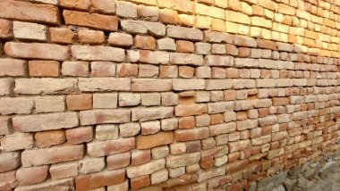 Eski Tuğla Masonluk Duvarı Topraktan yapılmıştır Havan ve Yıpranmış Dokudan yapılmıştır