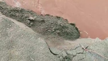 Şiddetli Sağanak Yağmurdan Sonra Şiddetli Suyla Yıkıcı Nehir Eroding Banks