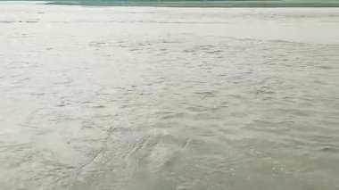 Şiddetli Akıntılar ve Bulanık Suyla Şiddetli Yağmurdan Sonra Güçlü Sel Nehir Akıyor