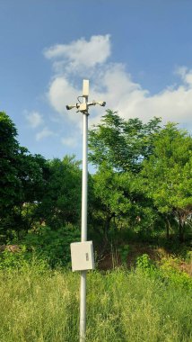 Parlak Mavi Gökyüzü ve Yeşil Yapraklara Karşı Yüksek Bağlı Çoklu Mercek Güvenlik Kamerası