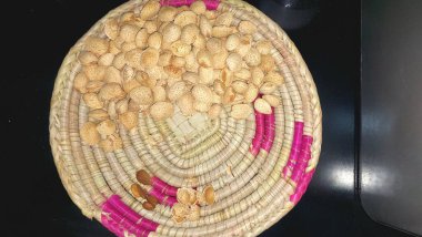 Genel Bakım: Pembe bantlı Hasır Mat Üzerinde Bademlerin Yaşamı