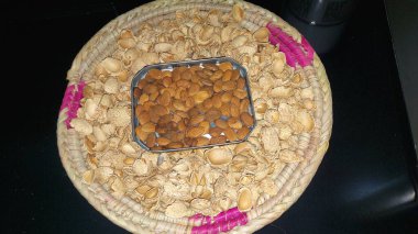 Örgü Hasır Mat Üzerinde Badem Çekirdekleri ve Kabukları Genel Bakım Yaşamı