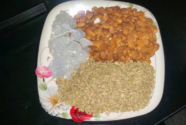 Tabakta badem tohumları ve Dhaga Mishri 'nin Yaşamı