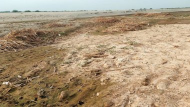 Punjab 'da Sawan Nehir yatağının Geniş Görünümü Sel Sonrası Arazi ve enkazı Gösteriyor