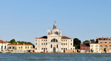 San Giorgio Adası, Venedik, İtalya 'daki adalardan biri. Gondol ve tekne gezisiyle İtalya mimarisi, katedrali, kuleleri, evleri ve deniz feneriyle bu adanın yanından geçiyor..