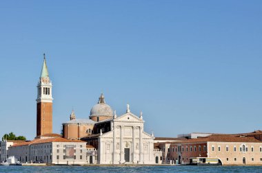 San Giorgio Adası, Venedik, İtalya 'daki adalardan biri. Gondol ve tekne gezisiyle İtalya mimarisi, katedrali, kuleleri, evleri ve deniz feneriyle bu adanın yanından geçiyor..