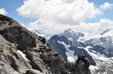 İsviçre 'nin Engelberg kentindeki Titlis Dağı' na tırmanırken Obwalden zirvesinden çekilen fotoğraf deniz seviyesinden yaklaşık 3300 metre yükseklikte, İsviçre 'nin merkezi Alpleri ve dağlık bölgelerinde nefes kesen her şeyi görüyor..