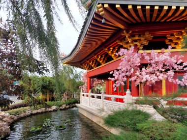 Pantjoran PIK 'deki meşhur Çin Pagoda Tapınağı' nın etrafında bambu ve kiraz çiçekleri olan bir balık havuzu. Feng Shui 'deki balık havuzunun iyi bir servet, taze enerji ve zenginlik taşıdığına inanılır..
