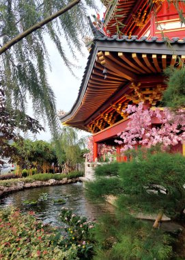 Pantjoran PIK 'deki meşhur Çin Pagoda Tapınağı' nın etrafında bambu ve kiraz çiçekleri olan bir balık havuzu. Feng Shui 'deki balık havuzunun iyi bir servet, taze enerji ve zenginlik taşıdığına inanılır..