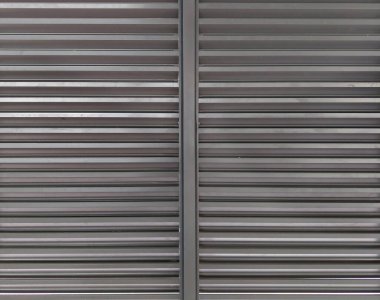 Pencere havalandırması için alüminyum ızgara ekranı. Siyah parlak alüminyum boya..