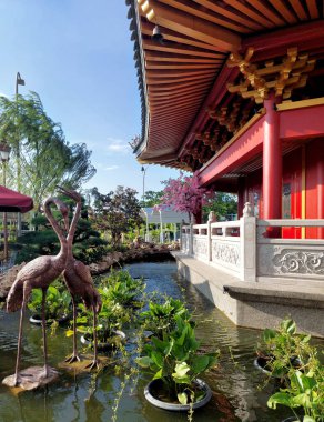 Pantjoran PIK 'deki meşhur Çin Pagoda Tapınağı' nın etrafında bambu ve kiraz çiçekleri olan bir balık havuzu. Feng Shui 'deki balık havuzunun iyi bir servet, taze enerji ve zenginlik taşıdığına inanılır.