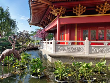 Pantjoran PIK 'deki meşhur Çin Pagoda Tapınağı' nın etrafında bambu ve kiraz çiçekleri olan bir balık havuzu. Feng Shui 'deki balık havuzunun iyi bir servet, taze enerji ve zenginlik taşıdığına inanılır.