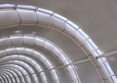 Kavisli kirişli kavisli tavan alüminyum kompozit panel materyalleri ve delinmiş metal levhalarla tamamlandı. Köprü aydınlatma çeliğiyle kıvrılmış..