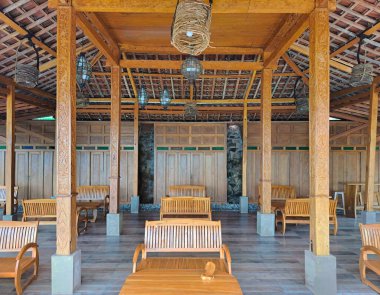 Joglo geleneksel ev yapısı, kirişler, sütun, tavan ve çatı. Joglo tipik bir geleneksel Java Endonezya evidir. Büyük terasları, oturma alanları, ön salonu, ahşap arzuları ve etnik süslemeleri vardır..