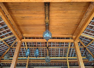 Joglo geleneksel ev yapısı, kirişler, sütun, tavan ve çatı. Joglo tipik bir geleneksel Java Endonezya evidir. Büyük terasları, oturma alanları, ön salonu, ahşap arzuları ve etnik süslemeleri vardır..