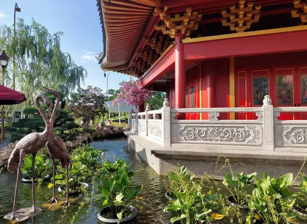 Pantjoran PIK 'deki meşhur Çin Pagoda Tapınağı' nın etrafında bambu ve kiraz çiçekleri olan bir balık havuzu. Feng Shui 'deki balık havuzunun iyi bir servet, taze enerji ve zenginlik taşıdığına inanılır.