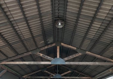 Asbest çatısı, asbest, kesilen ya da hasar gören mikro kalıntıları için insan solunumu için zehirli kabul ediliyor ve pek çok ülkede kullanımı yasaklandı..