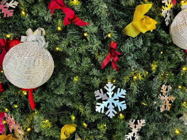 Noel ve mevsim kutlamaları balolardan, ökseotundan, kurdeleden, kar tanelerinden ve daha birçoğundan, yeşil bir dikey bahçede..