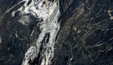 Kaba dokulu kaplamalarda doğal siyah ve beyaz mermer kalıplar, beyaz damarlı Füzyon Siyah Panda mermeri, kaba taş dokusu. Kusursuz desen.