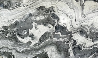 Gümüş akıntısı mermer damarının doğal desenini kapatın. Panda mermeri. Beyaz, gri ve siyah renkli, dalgalı ve kıvrımlı. Mermer, doğal, pürüzsüz doku.