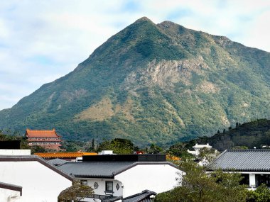 Hong Kong 'daki Ngong Ping dağlarının nefes kesici manzarası. Dağ ve tepeler görülür, resim dev Buda ya da Tian Tian Buddha manastırından alınır. Taze bir orman ve köy havası veriyor..